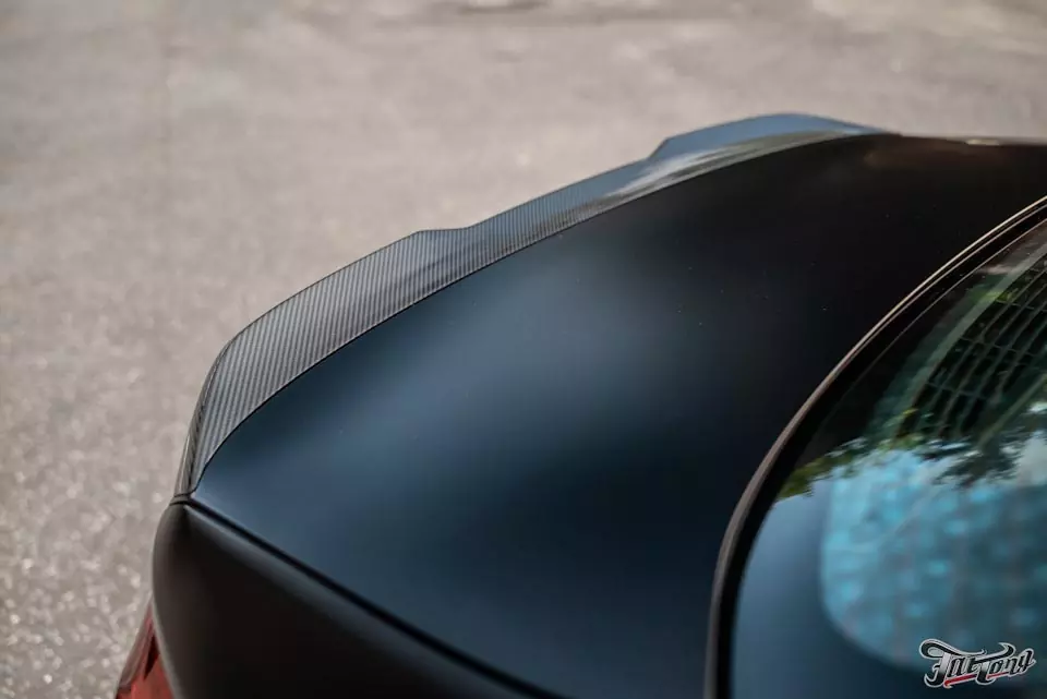 BMW M5 Competition. Оклейка в матовый полиуретан и установка карбоновых деталей!
